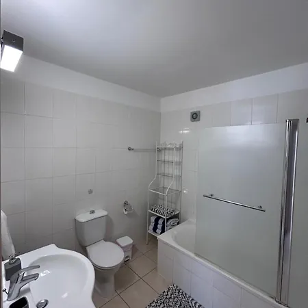 Beautiful 2 Bed Ground Floor With Pool Apartman *