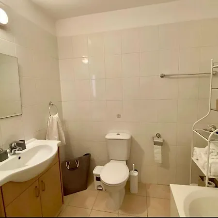 Beautiful 2 Bed Ground Floor With Pool Apartament