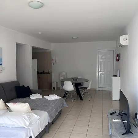 Beautiful 2 Bed Ground Floor With Pool