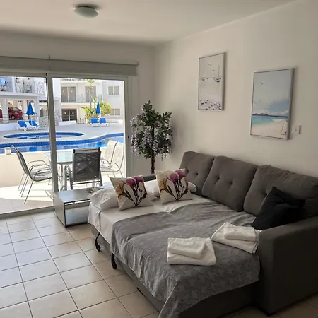 Beautiful 2 Bed Ground Floor With Pool アパート *