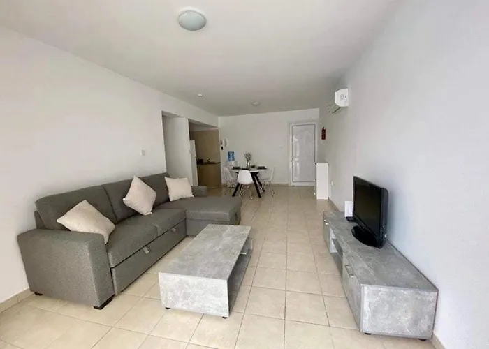 Beautiful 2 Bed Ground Floor With Pool * 파라림니