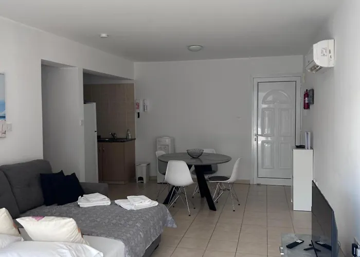 Beautiful 2 Bed Ground Floor With Pool