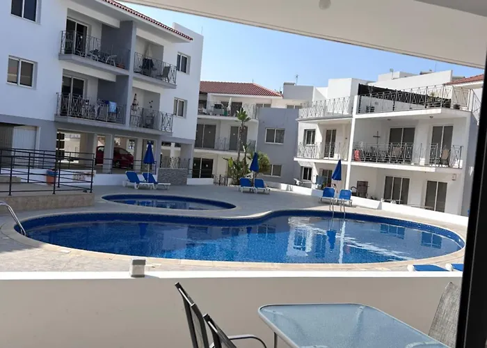 Beautiful 2 Bed Ground Floor With Pool アパート