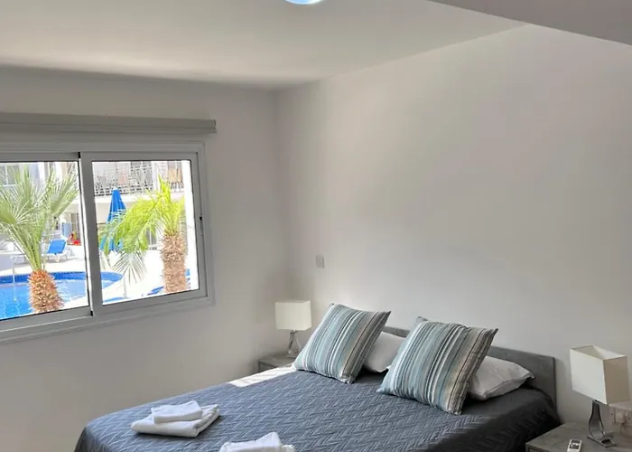 Beautiful 2 Bed Ground Floor With Pool * 파라림니